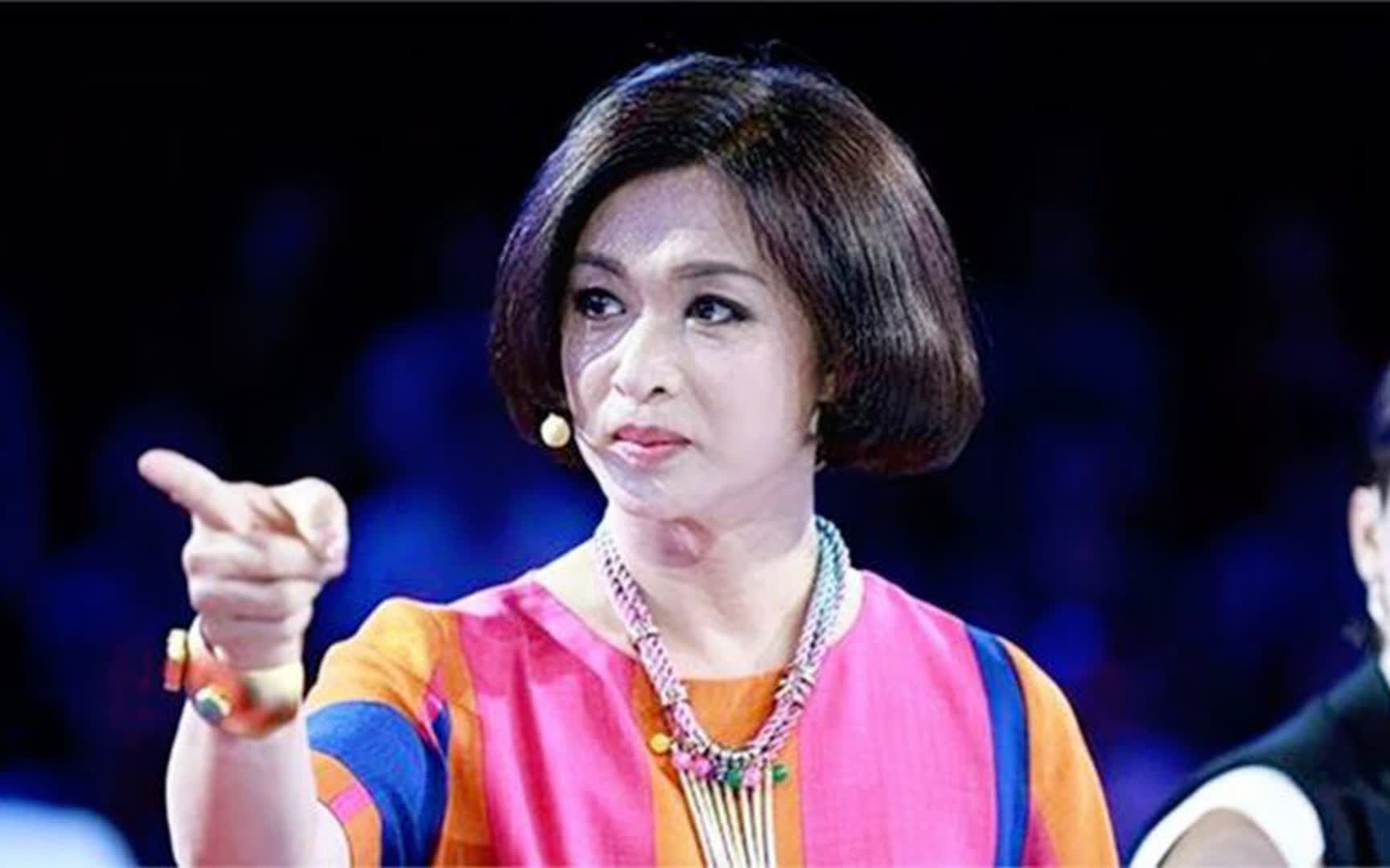 18岁女孩跳舞没穿打底裤,高抬腿不慎露出短裤,金星怒怼:滚下去