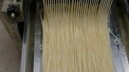 这个面叫云丝面,也叫银丝凉面,是柔软劲道的口感.