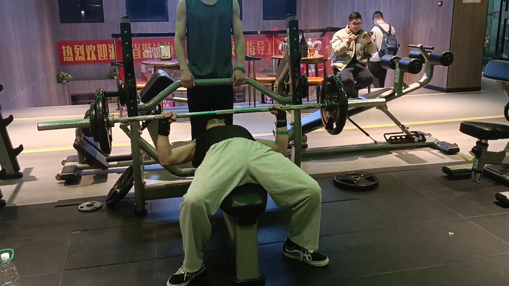 70kg卧推初体验 只能自己做三个