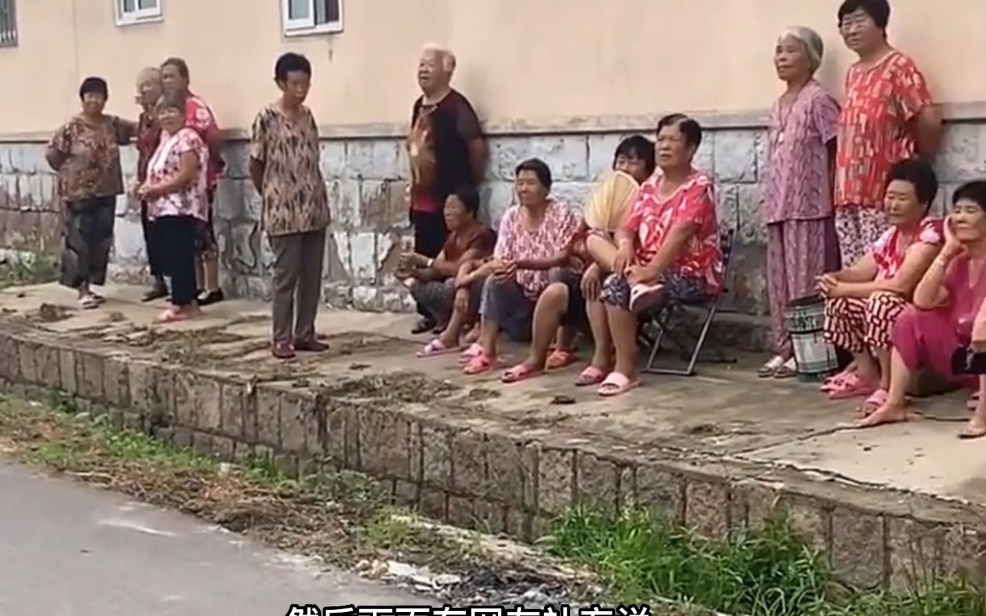 大妈们聚在一起交头接耳,网友表示看了不寒而栗,一下子身败名裂.