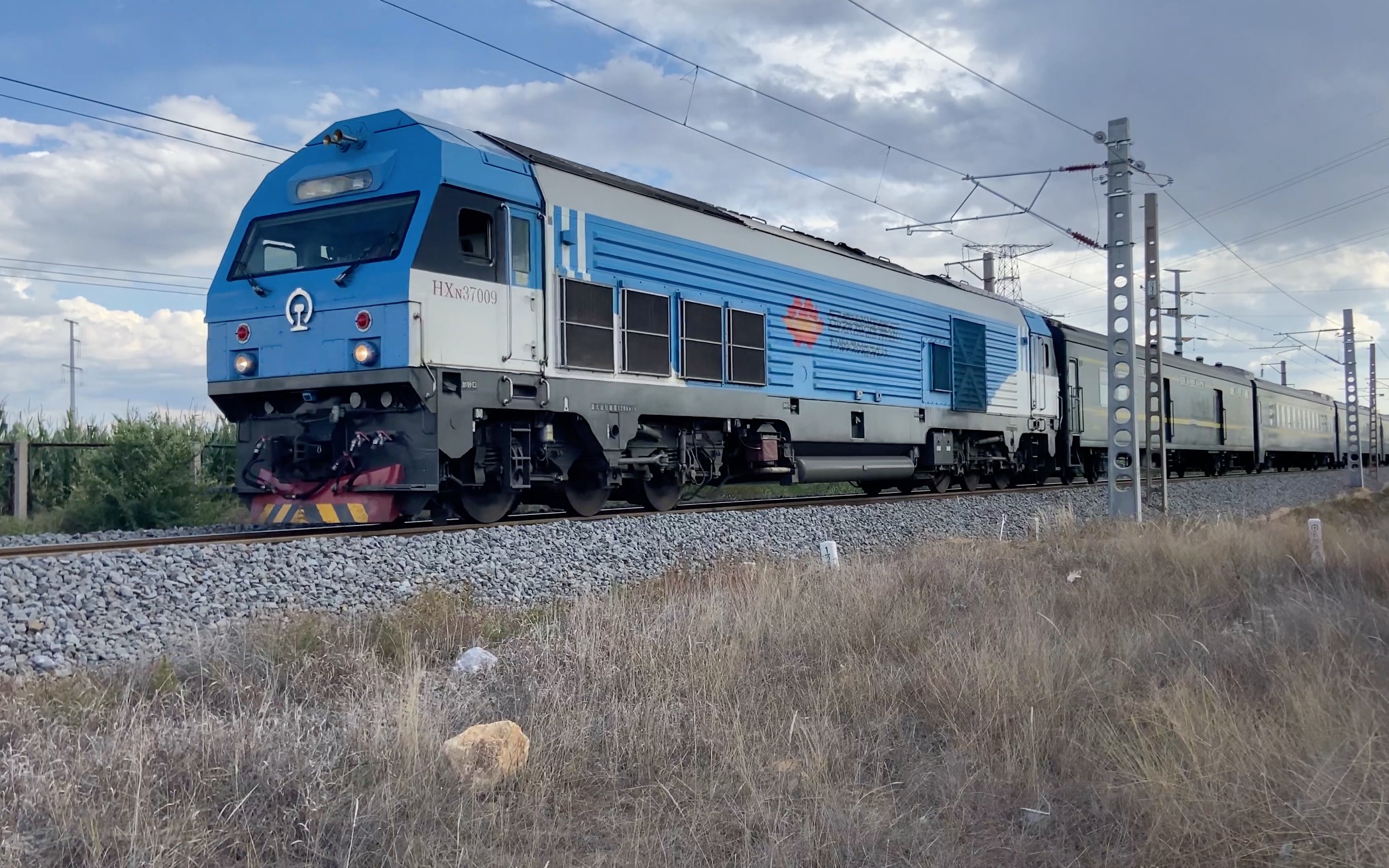 国能集团大准线通勤列车 hxn3-7009牵引7601次列车通过6km处_哔哩哔哩