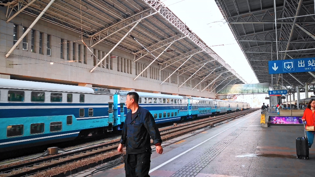 如東—南京 雙層列車 k8394 次停靠南京站一站臺