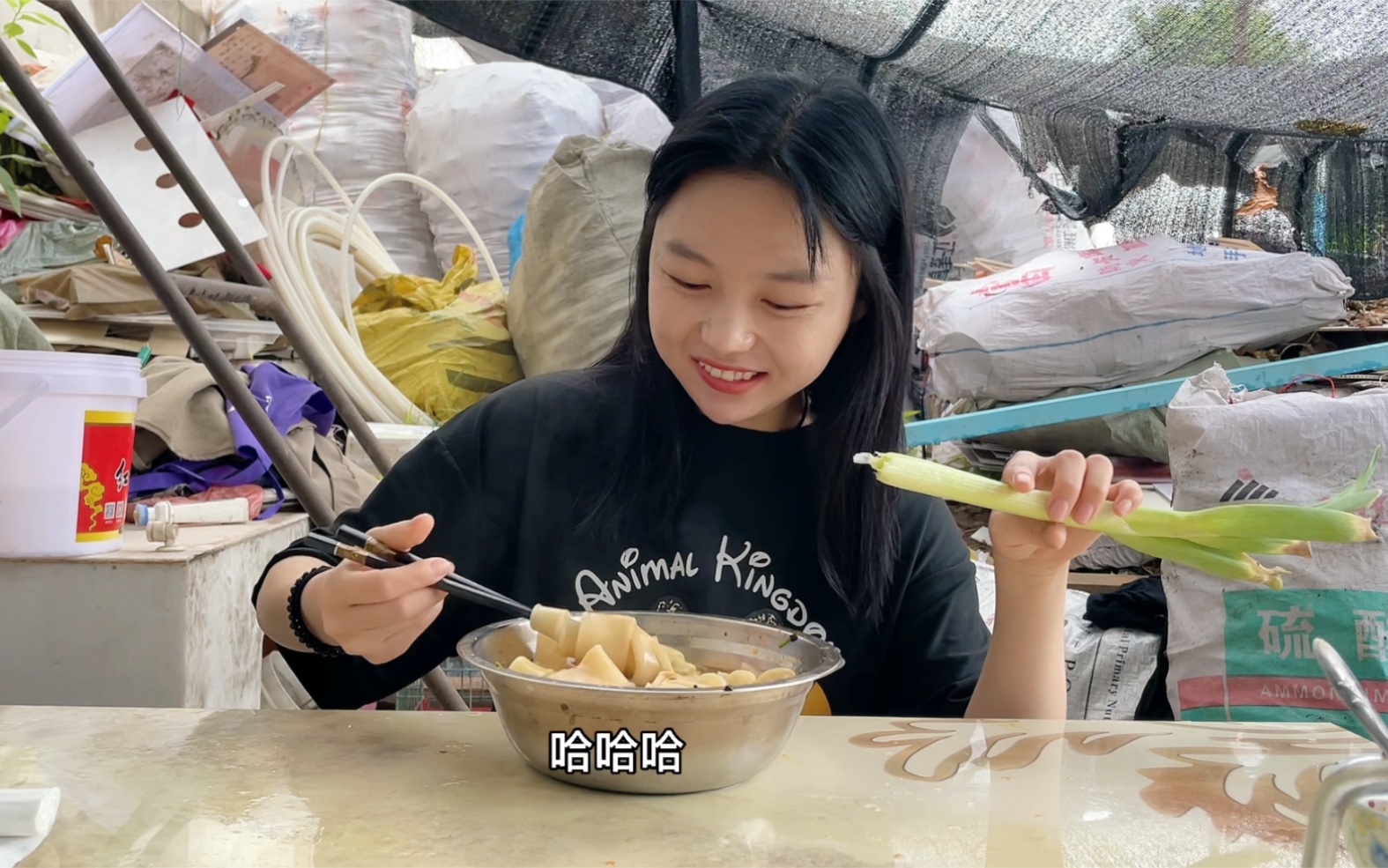 小老妹今天装一天车累了 醒来刚好吃哥哥嫂子做的扯面 太满足啦_哔哩