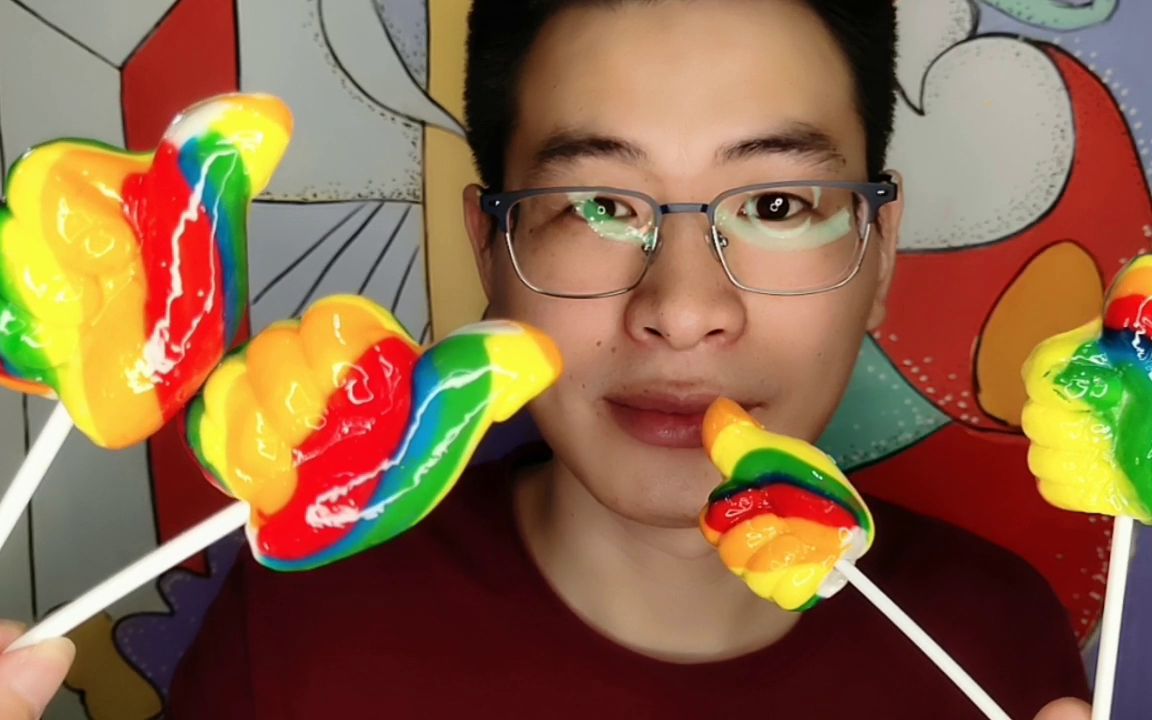 美食吃播,眼镜哥吃"大拇指彩虹棒棒糖",造型有趣咬着吃嘎嘣脆