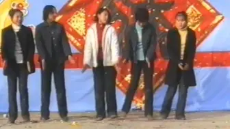 Tải video: 拍摄于2004元旦文艺汇演，音乐响起满满的年代感