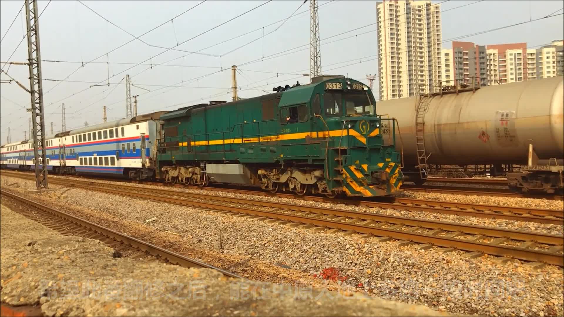 返厂维护的西局双层25k列车车底由上局宁东段nd5型内燃机车倒行推出