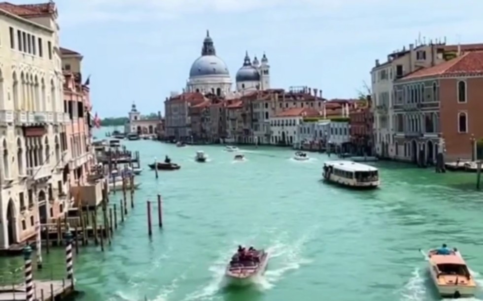 水城威尼斯(Venice),世界上唯一没有汽车和马路的城市,出行只能靠走路和坐船.威尼斯是一座建在水面上的城市,因此被公认为是欧洲最浪漫的城市之...