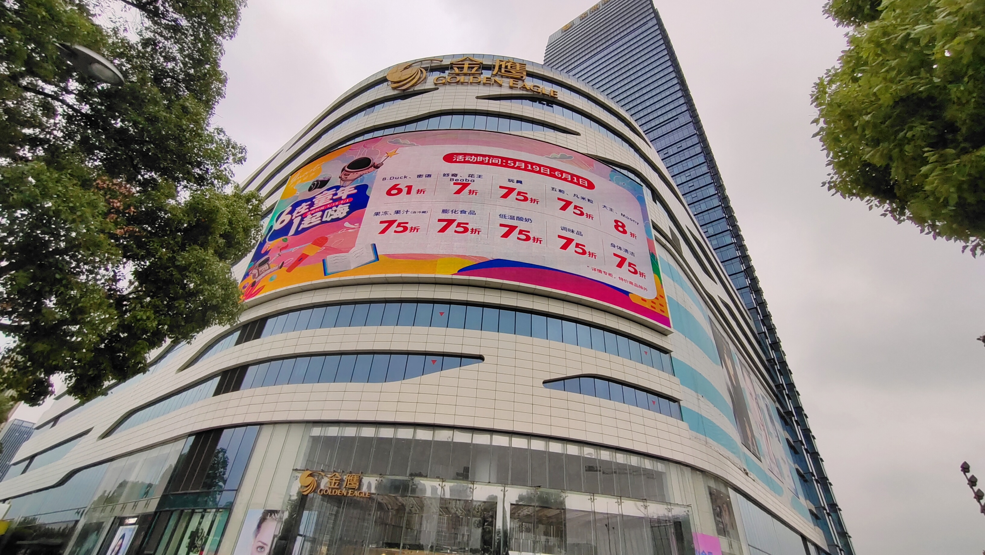 江苏昆山娄江畔,金鹰国际旗下大型综合体,傍晚高峰期门庭冷落