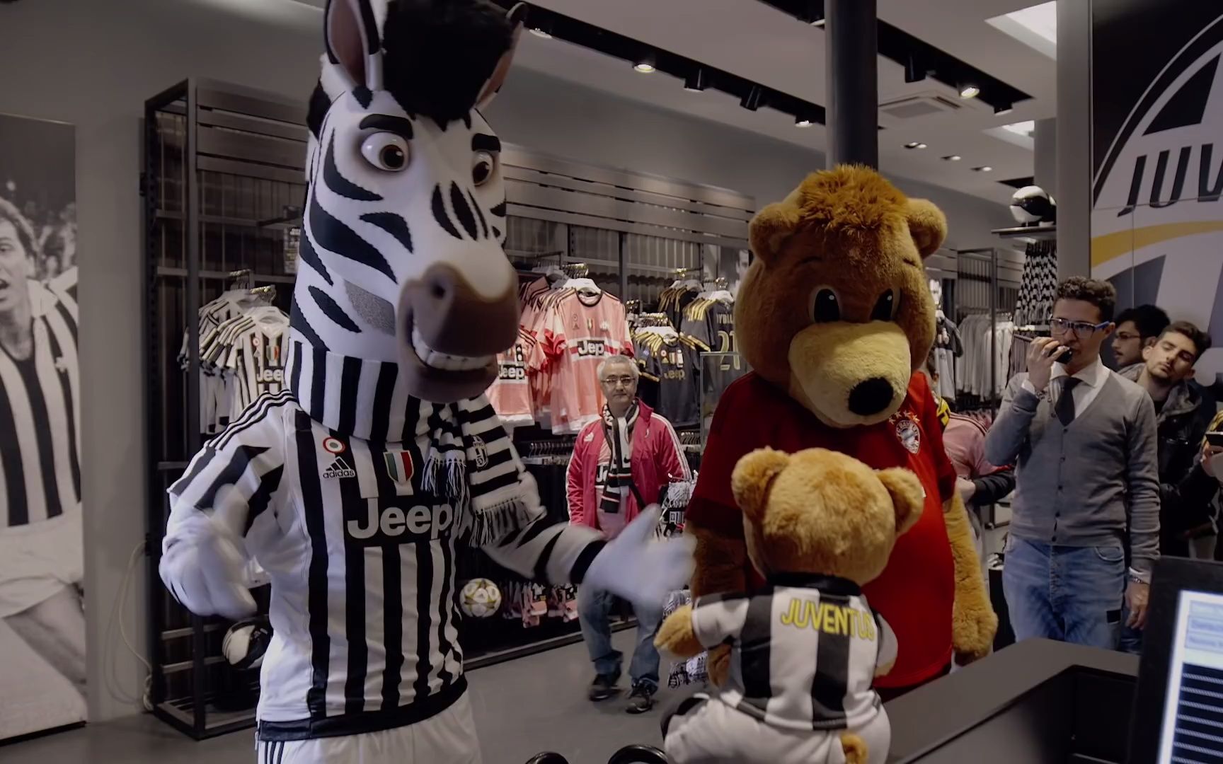 当拜仁和尤文的吉祥物相遇