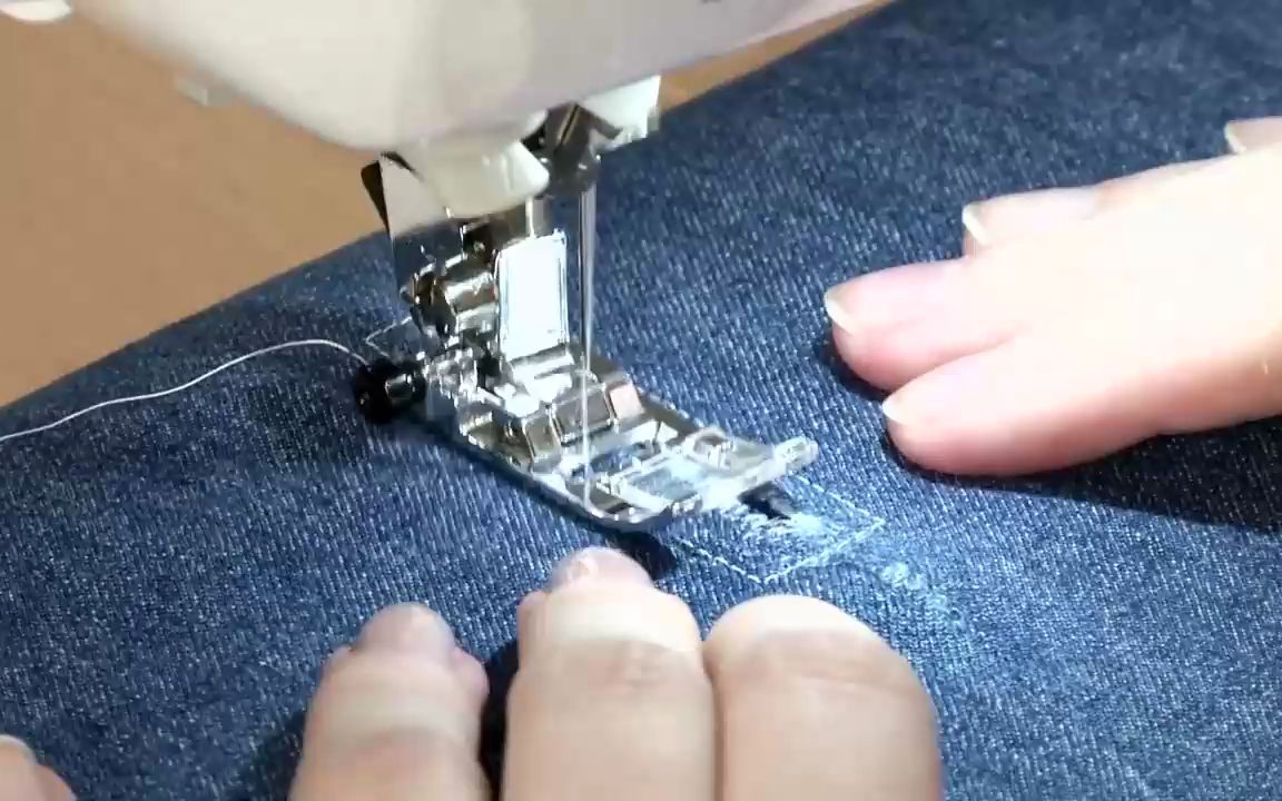 服装设计用缝纫机修补衣服mp4