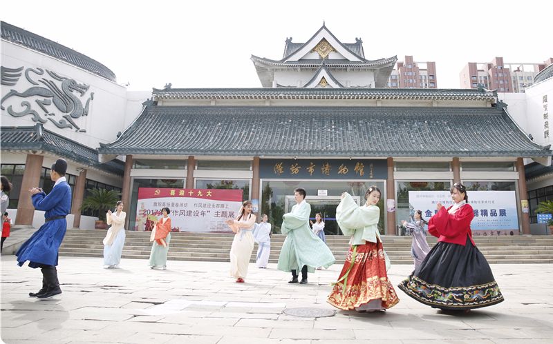 [图]潍坊市博物馆广场尬舞 汉服广场舞 《盛唐夜唱》