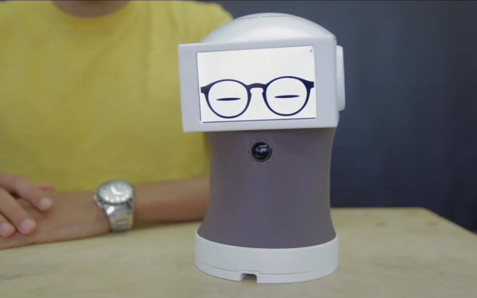 表情帝机器人用符号聊天会对你放电