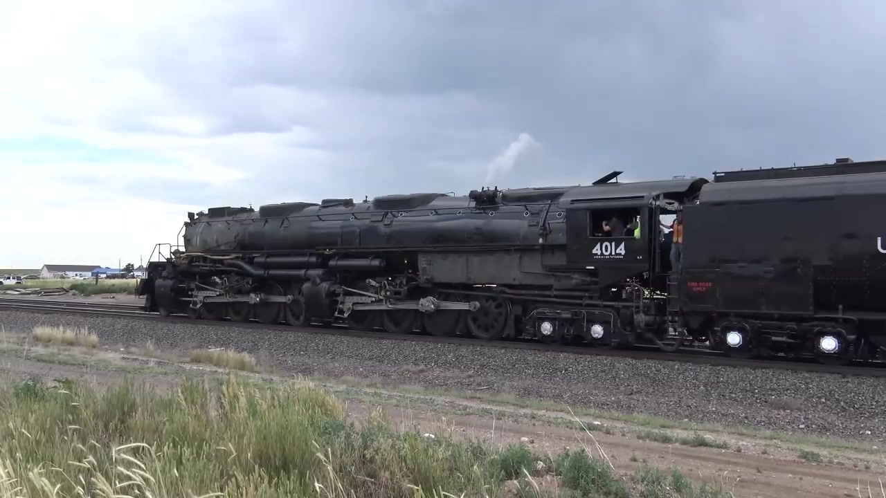 联合太平洋4014蒸汽机车牵引内燃机货列