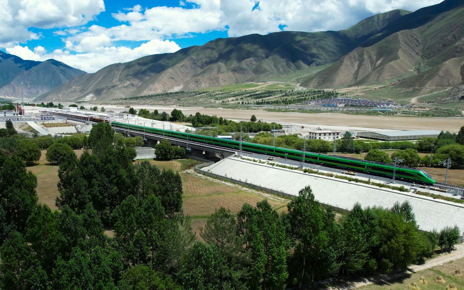 高原上的cr200js-g动车组(拉林线)