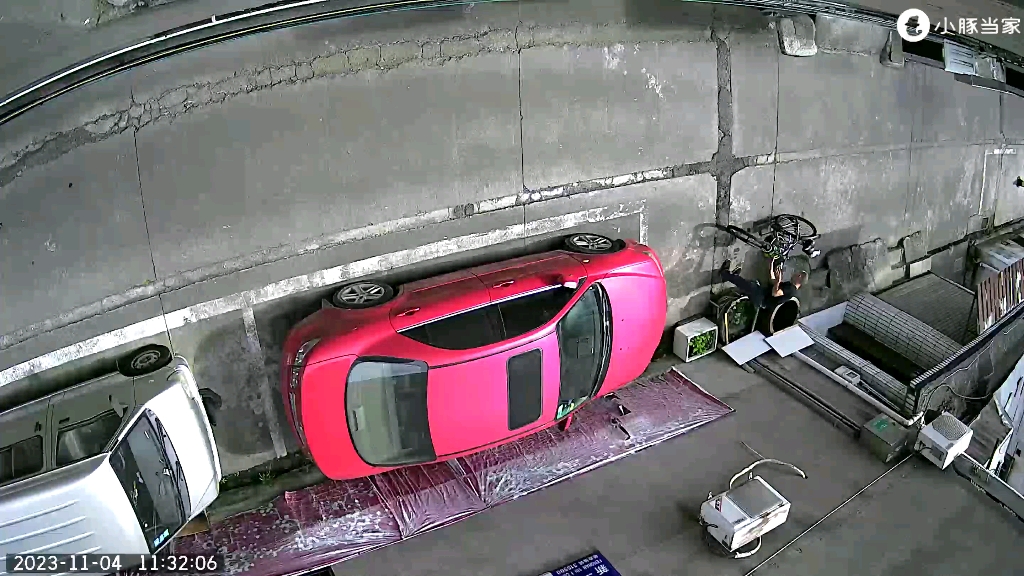 4监控影像面包车,红色轿车一直停着,门口也停二轮电瓶车,今天又弄来