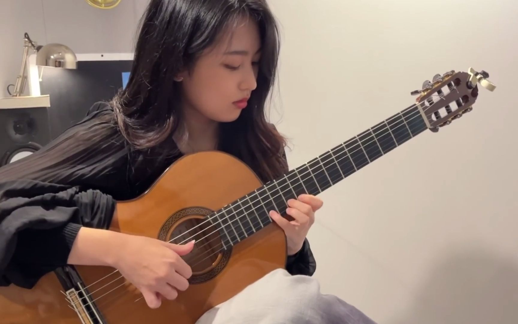 美女吉他手,明明可以靠颜值,偏偏那么有才华,能不喜欢吗