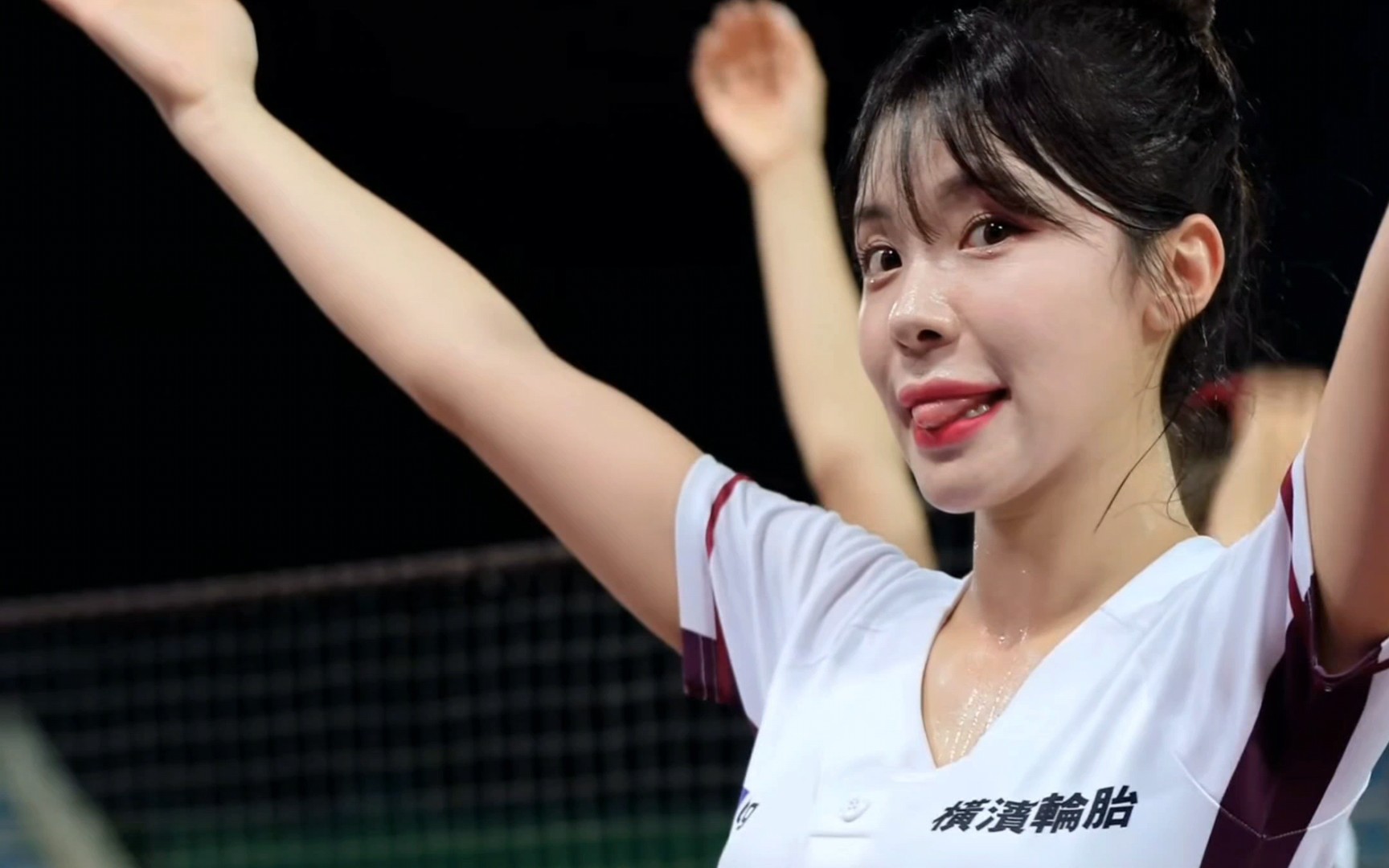 能有一位这么可爱的啦啦队美女当女朋友,那该多美啊