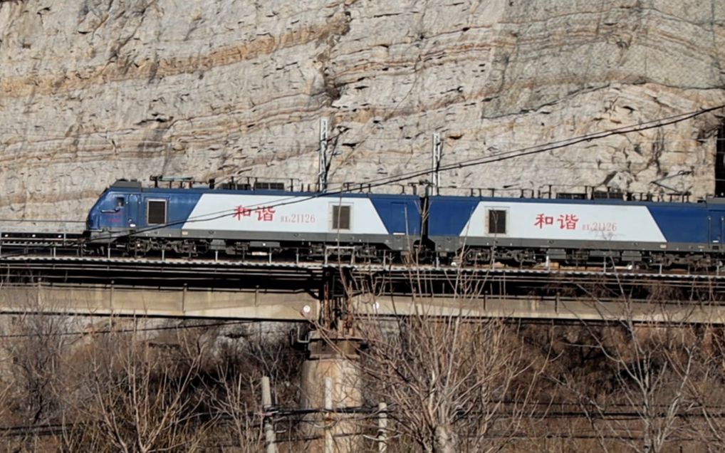 hxd2型電力機車經過下安路豐沙鐵路與京門鐵路交匯