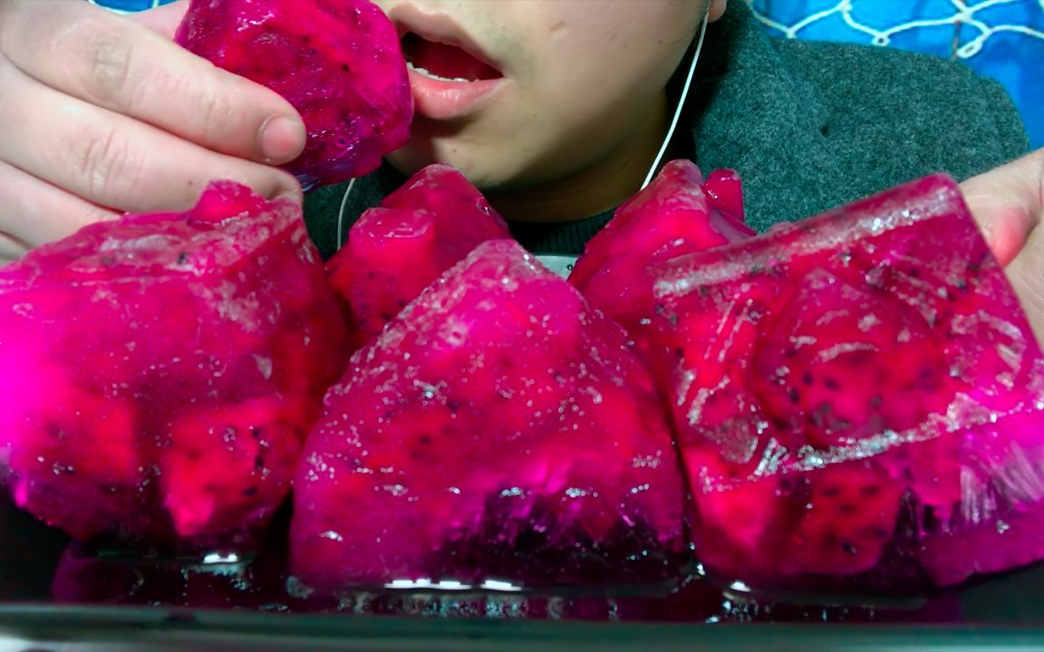 吃红心火龙果卡通房子冻冰,听脆脆的声音!