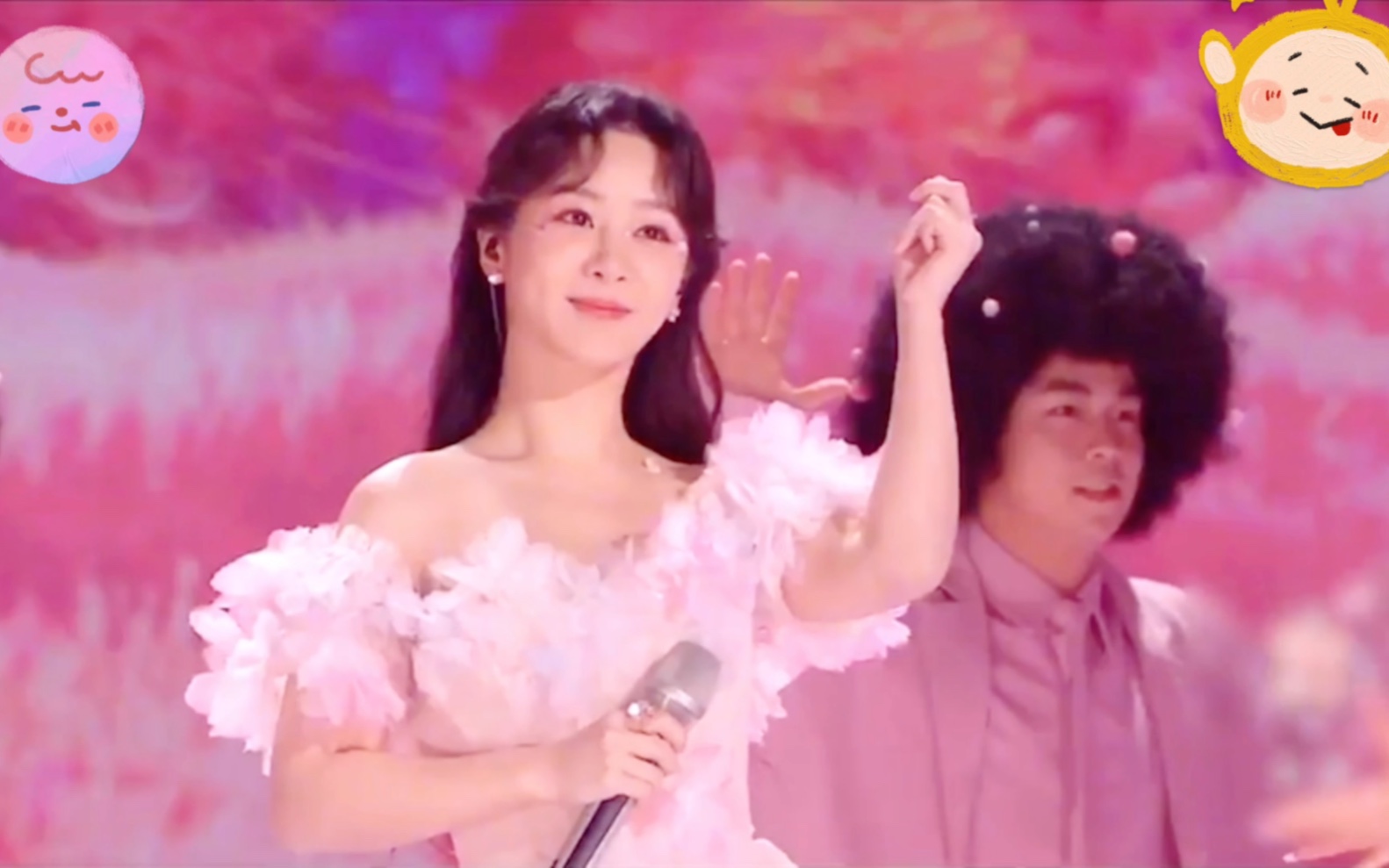 杨紫《粉色海洋》-湖南卫视跨年演唱会"愿你乘风,看尽天下风华,闪闪