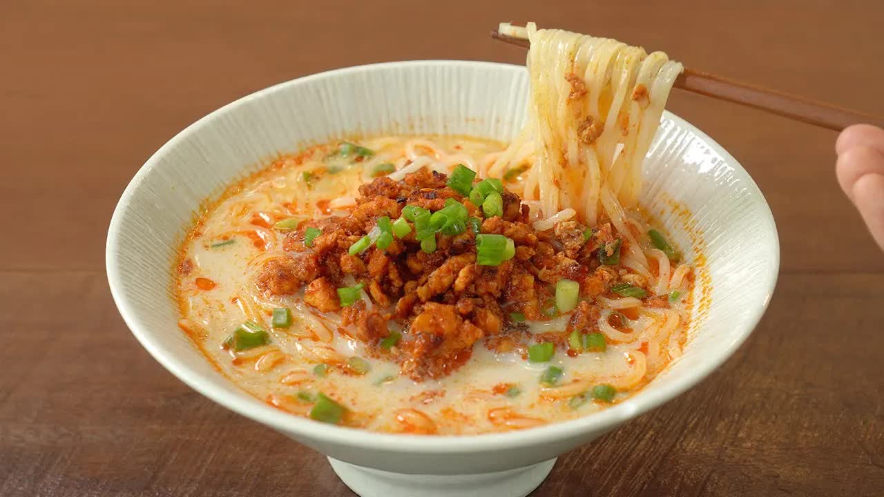 丰富的汤在1分钟,鸡肉拉面配方::简单的晚餐::亚洲面条配方