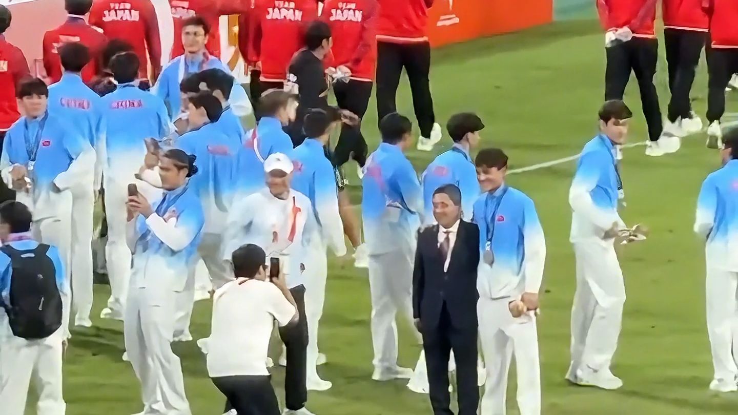 现场真是欢乐的海洋！U23国足领完奖牌后纷纷合影留念！