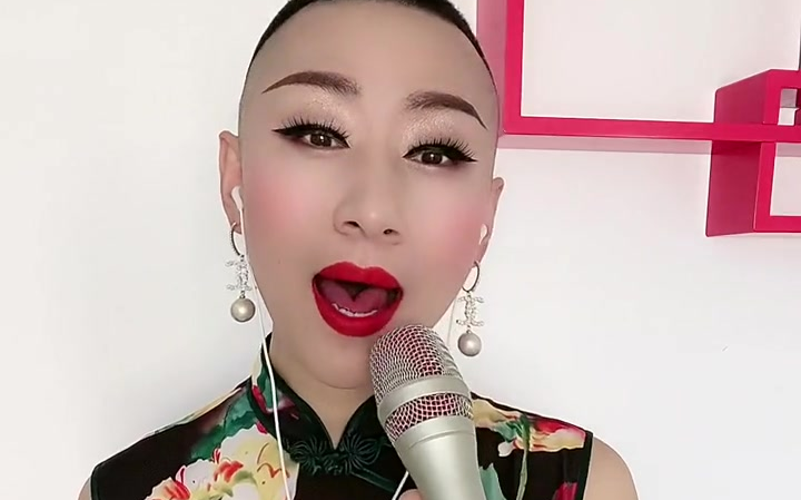 一个为了生活而奋斗的男人男扮女装