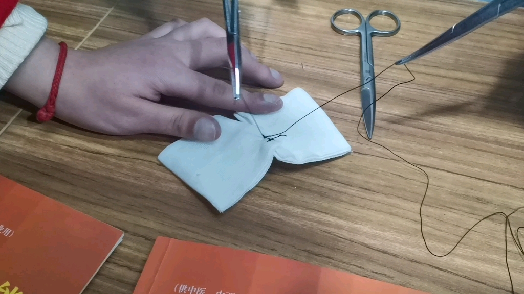 活动  外科缝合剪线
