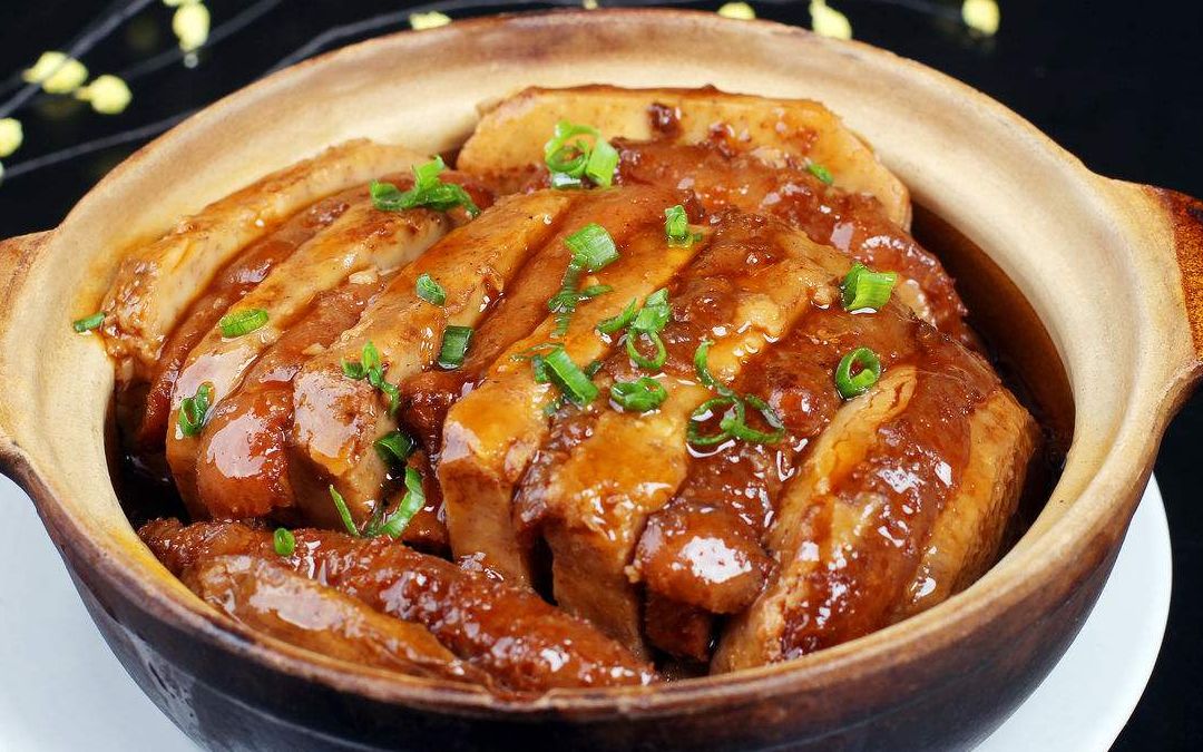 芋头扣肉家常做法,肥而不腻,入口即化,老人小孩超级爱吃!