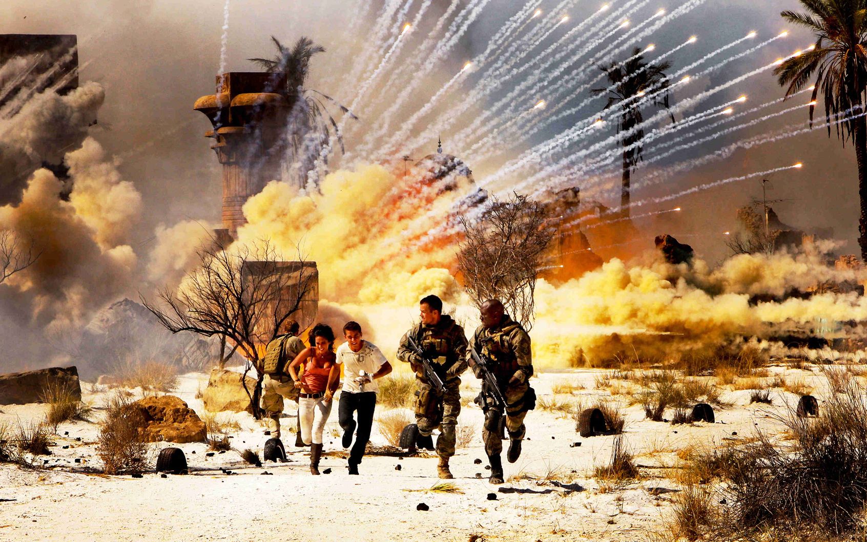 迈克尔贝拍电影就喜欢用爆炸不怕爆炸的演员为了票房也是拼了