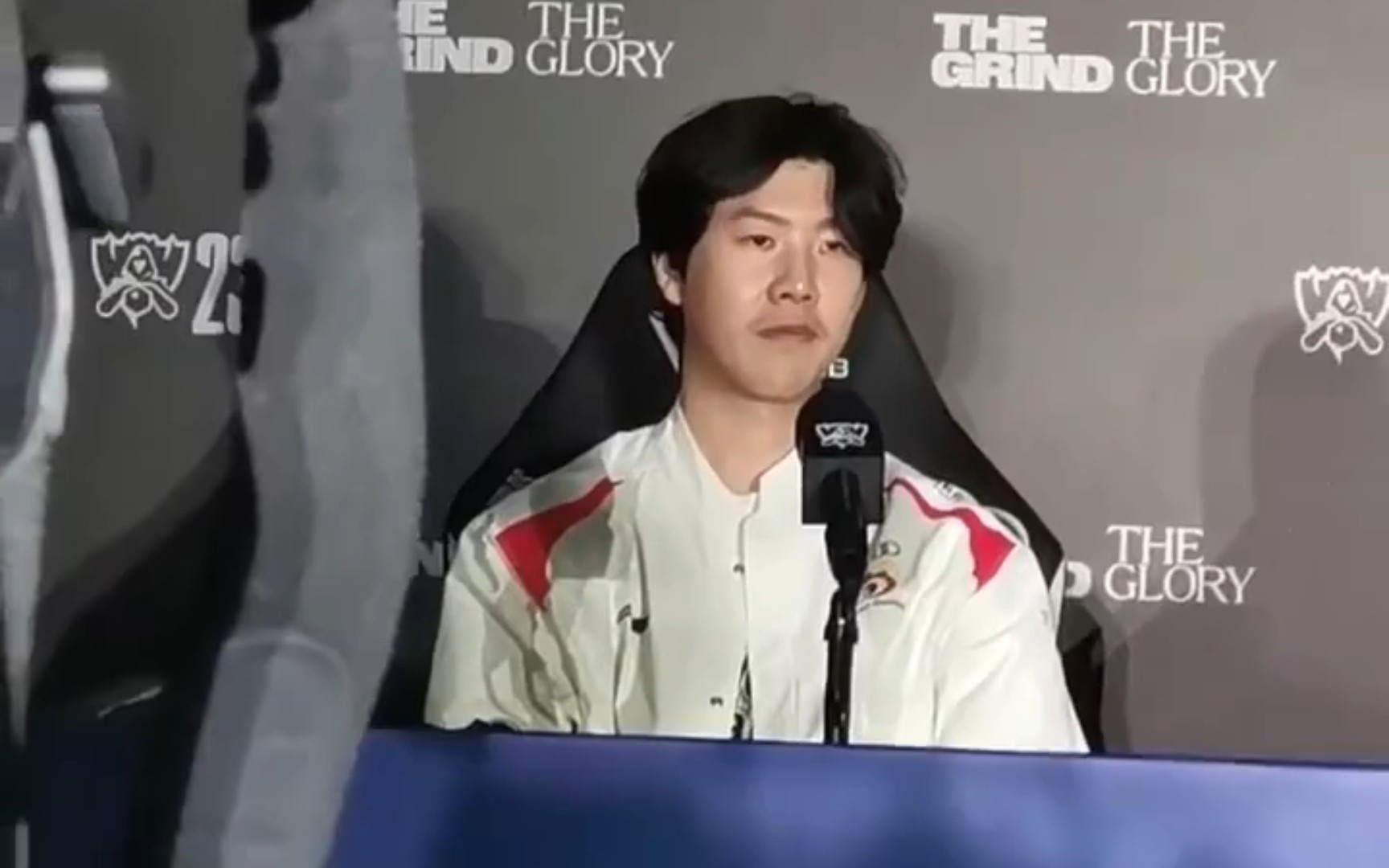 赛后采访时的theshy,没忍住竟然"哭了"!