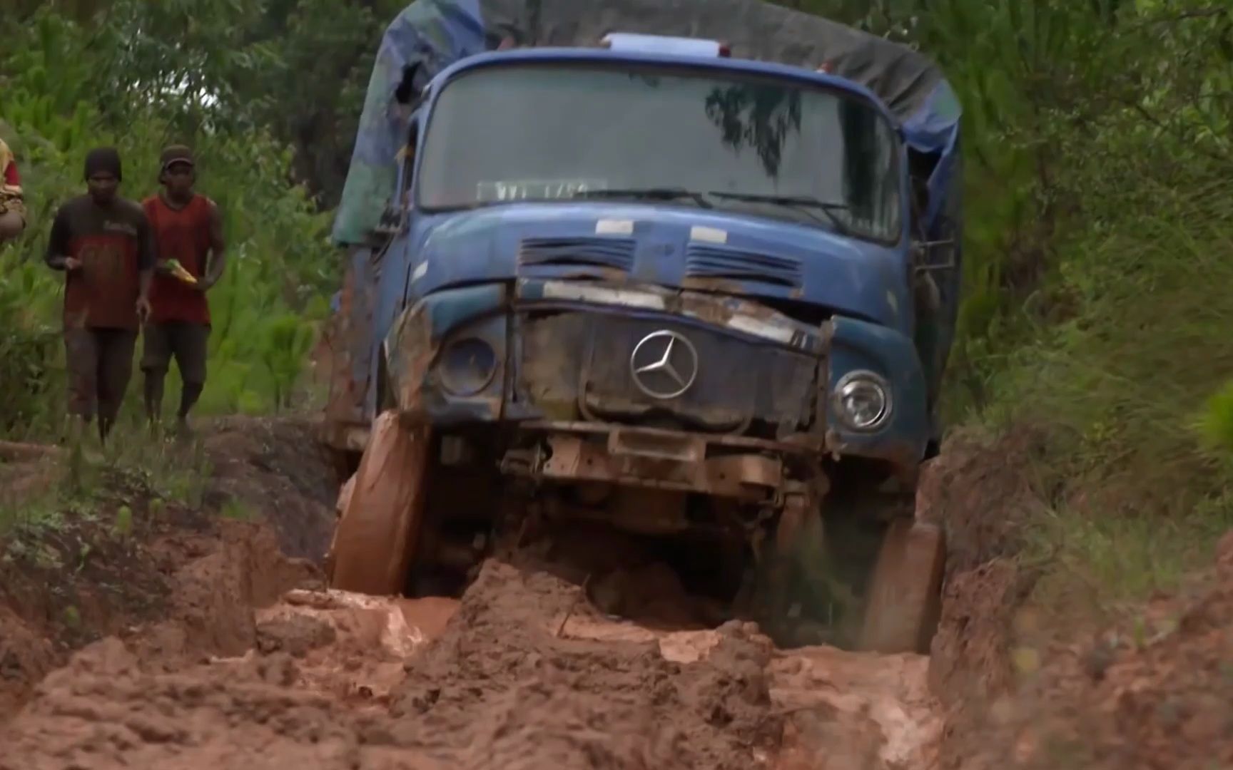 在非洲卖车到底有多暴利?这辆报废卡车挂个奔驰标,居然卖了5万