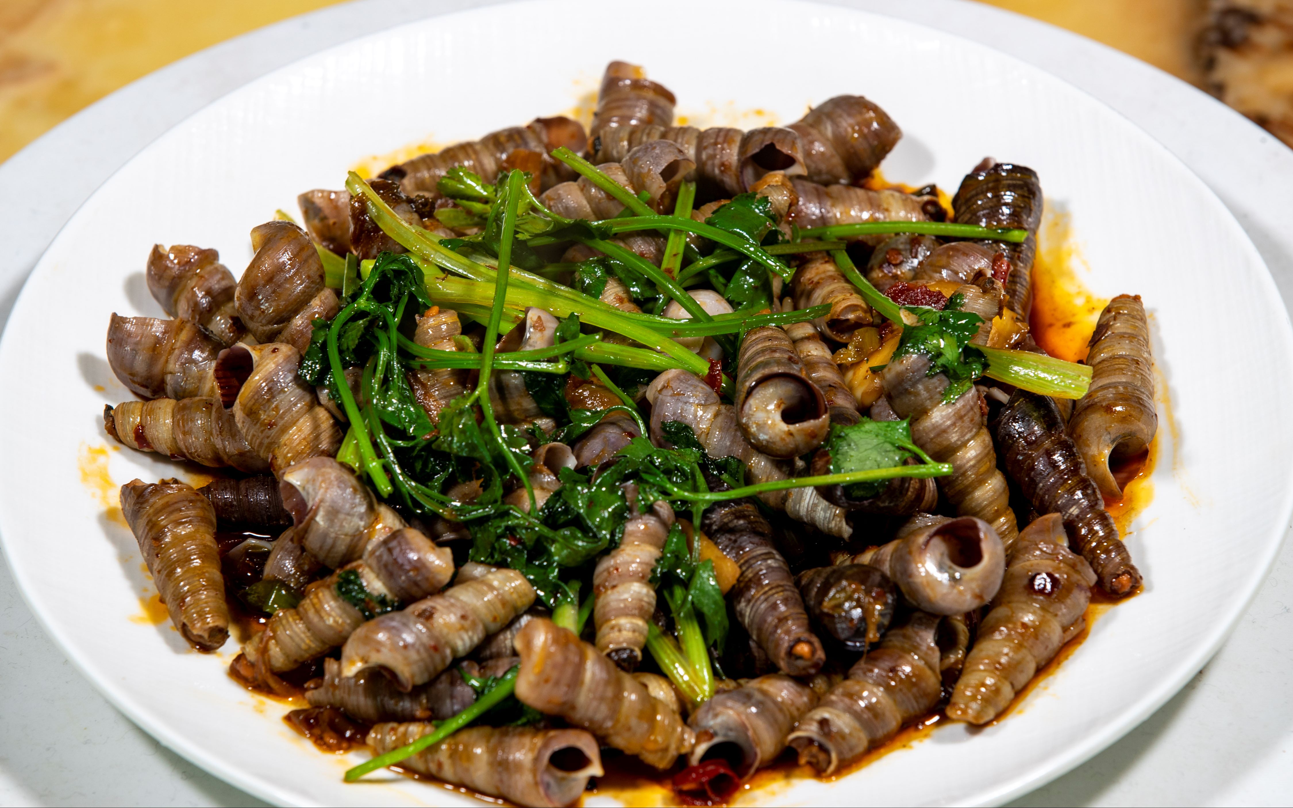 酱爆钉螺做出麻辣鲜香,做法家常简单无需其他配料,下酒必备美味