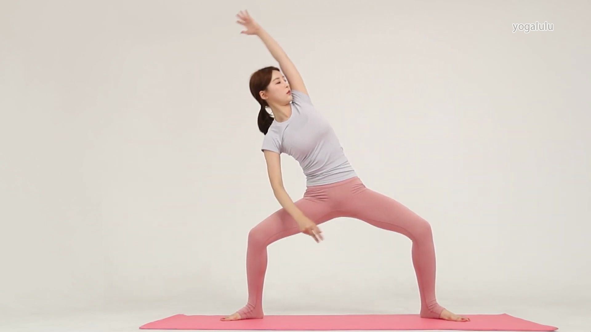 瑜伽教学:半蹲伸展