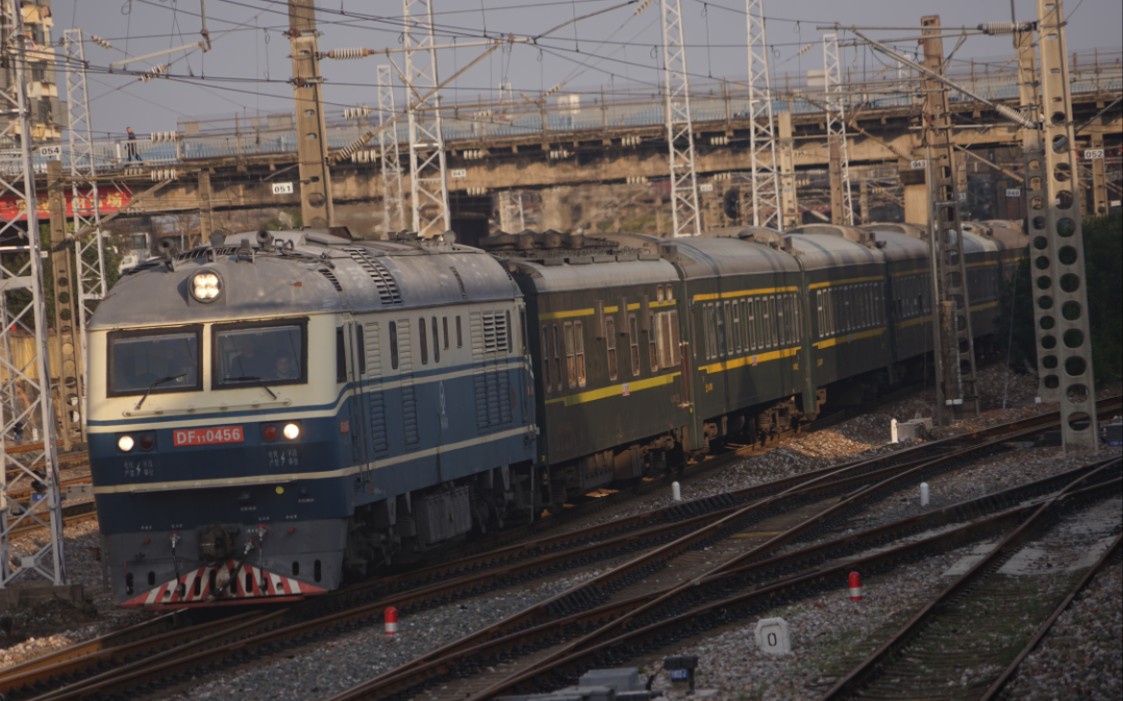 【浙赣铁路】(南南内燃直通)南南df11 0456 牵引k8729次驶入鹰潭客场