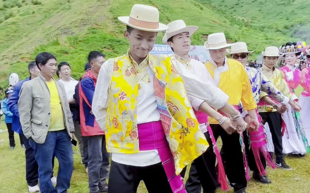 红白喜事,过年过节,社交活动,摩梭男女青年们相聚一块时,都跳"甲搓舞"