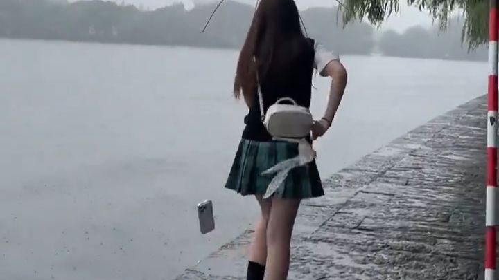 杭州西湖最忧郁之人出现了海报