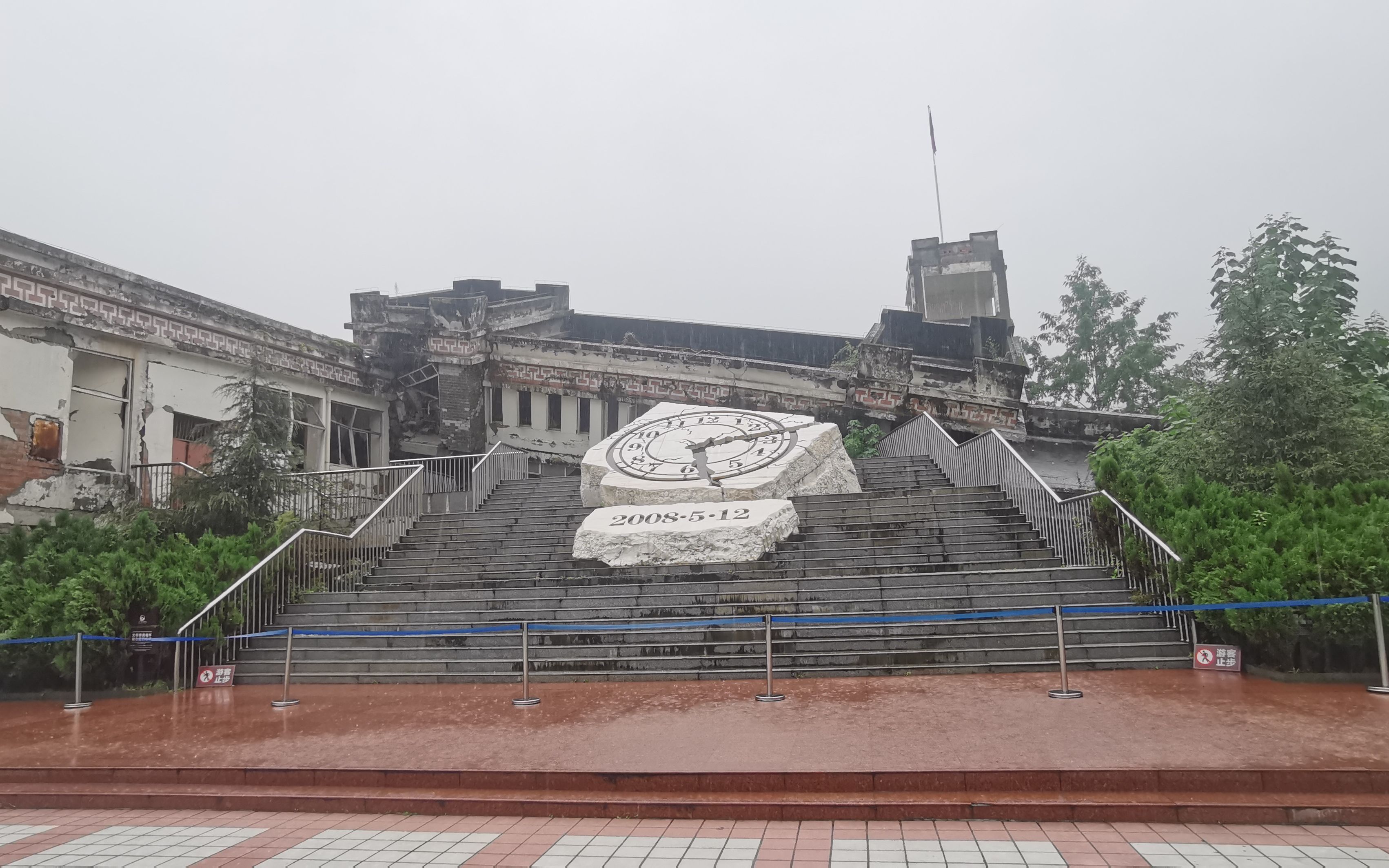 汶川特大地震漩口中学遗址景象依然让人震惊