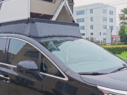 腾势d9搭载电动硬升顶车顶帐篷