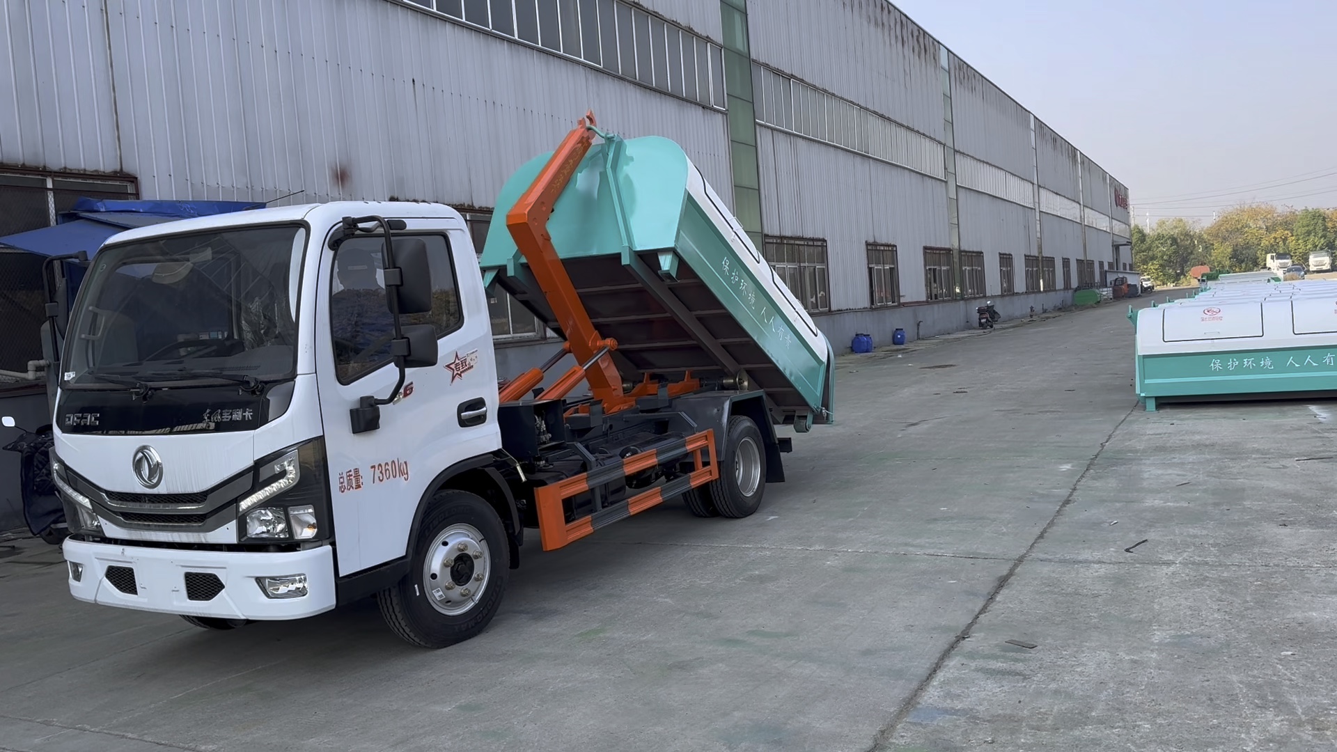 东风钩臂垃圾车勾垃圾箱操作