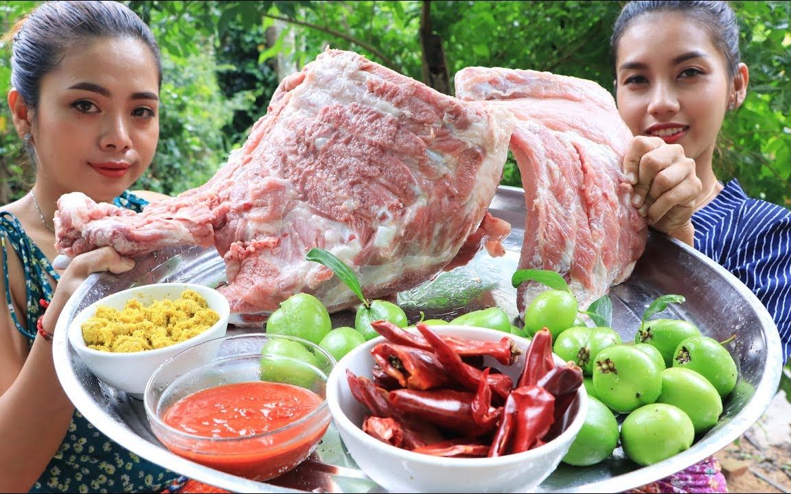 柬埔寨鄉村女孩烹飪傳統美味的咖喱豬肉排骨食譜