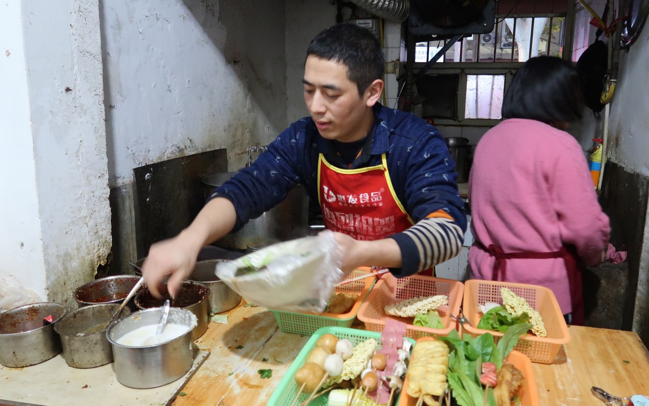 【鸡腿】郑州夫妻卖串串,10平小店人挤人!货架摆百种菜品,人均十几能吃撑哔哩哔哩bilibili