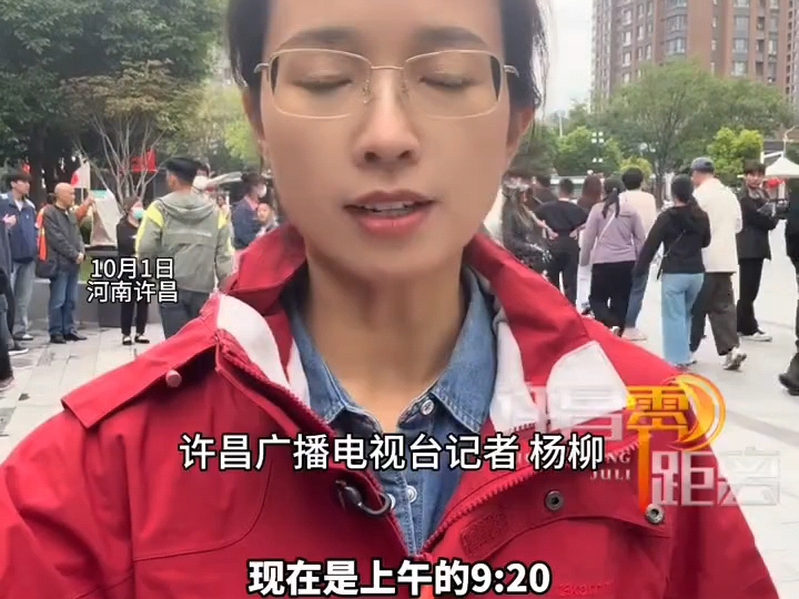 胖东来天使城人流排到人行道！提醒游客：可选择附近门店，出行注意安全。#胖东来 #于东来 #国庆第一天#国庆打卡胖东来