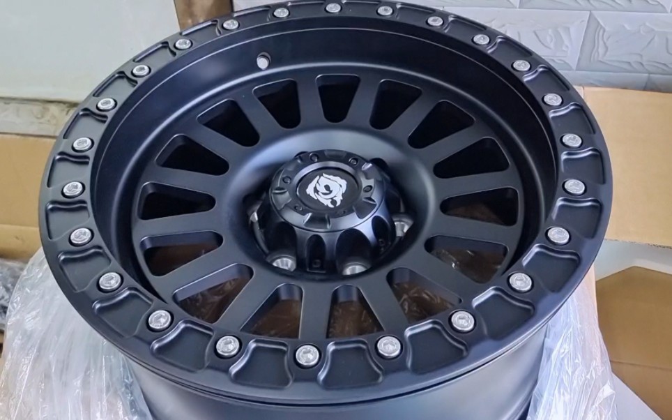 定制锻造防脱圈轮毂,搭配百路驰at ko2轮胎.手工安装,动平衡精细调整.