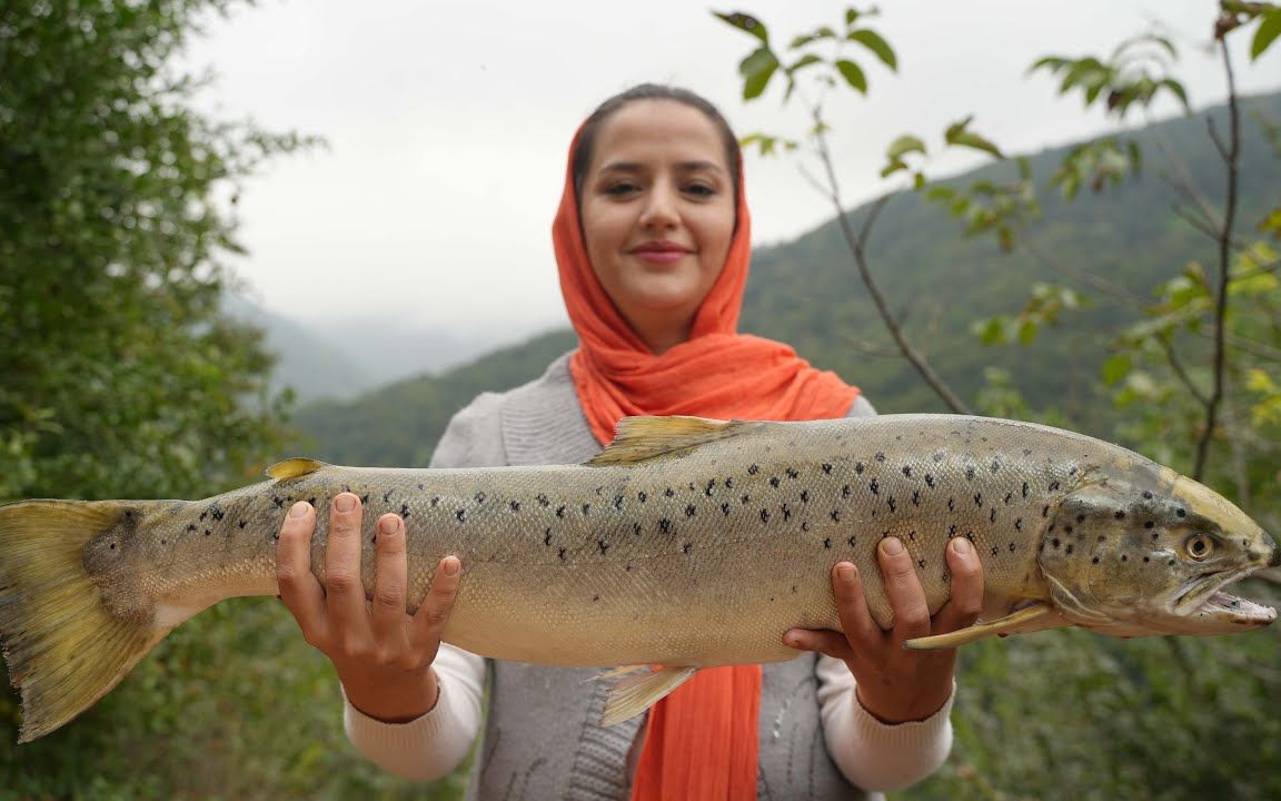 雨天伊朗的小山村,女人们把一条大鳟鱼埋进米饭里蒸熟