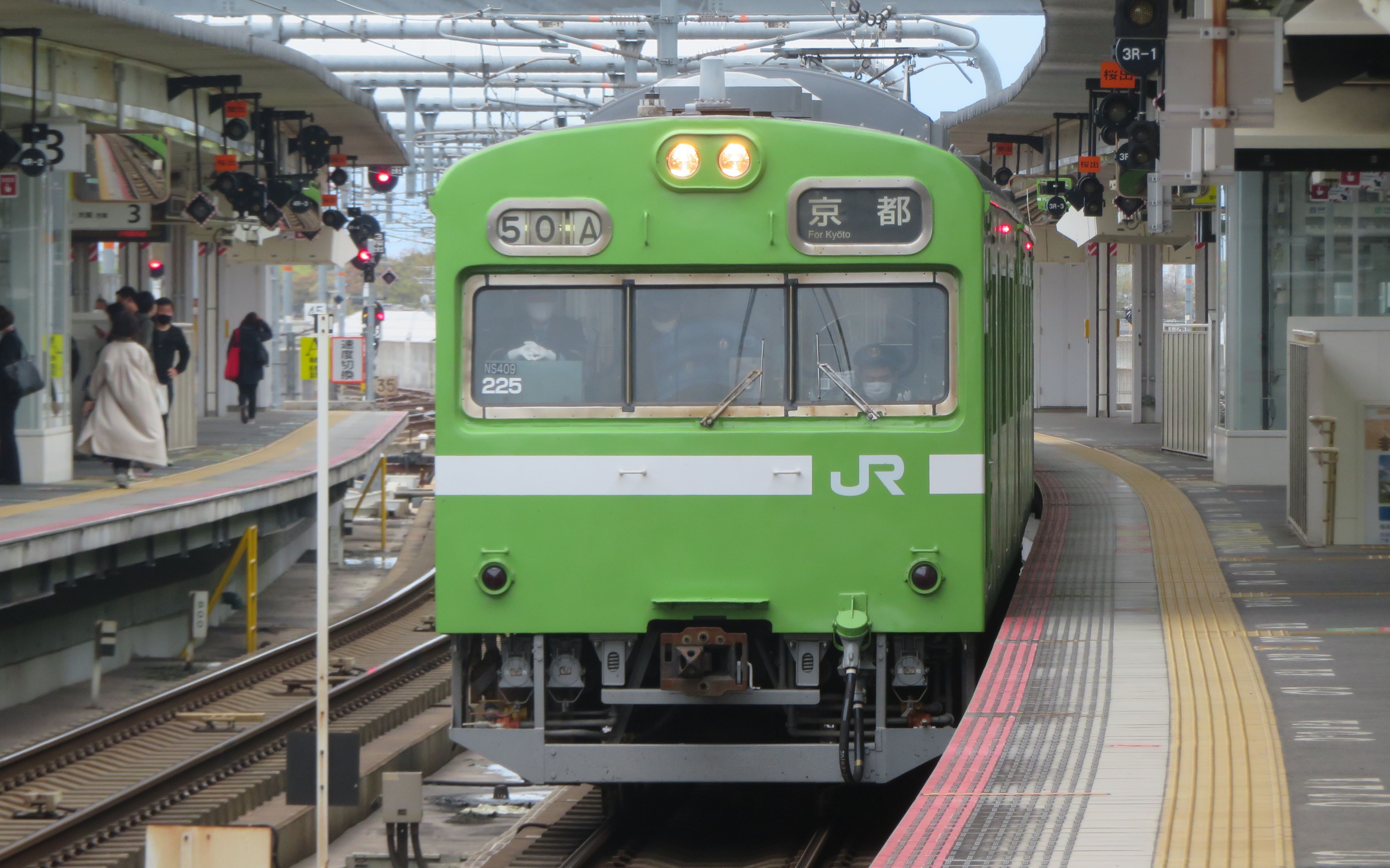 jr西日本103系电车奈良站出站