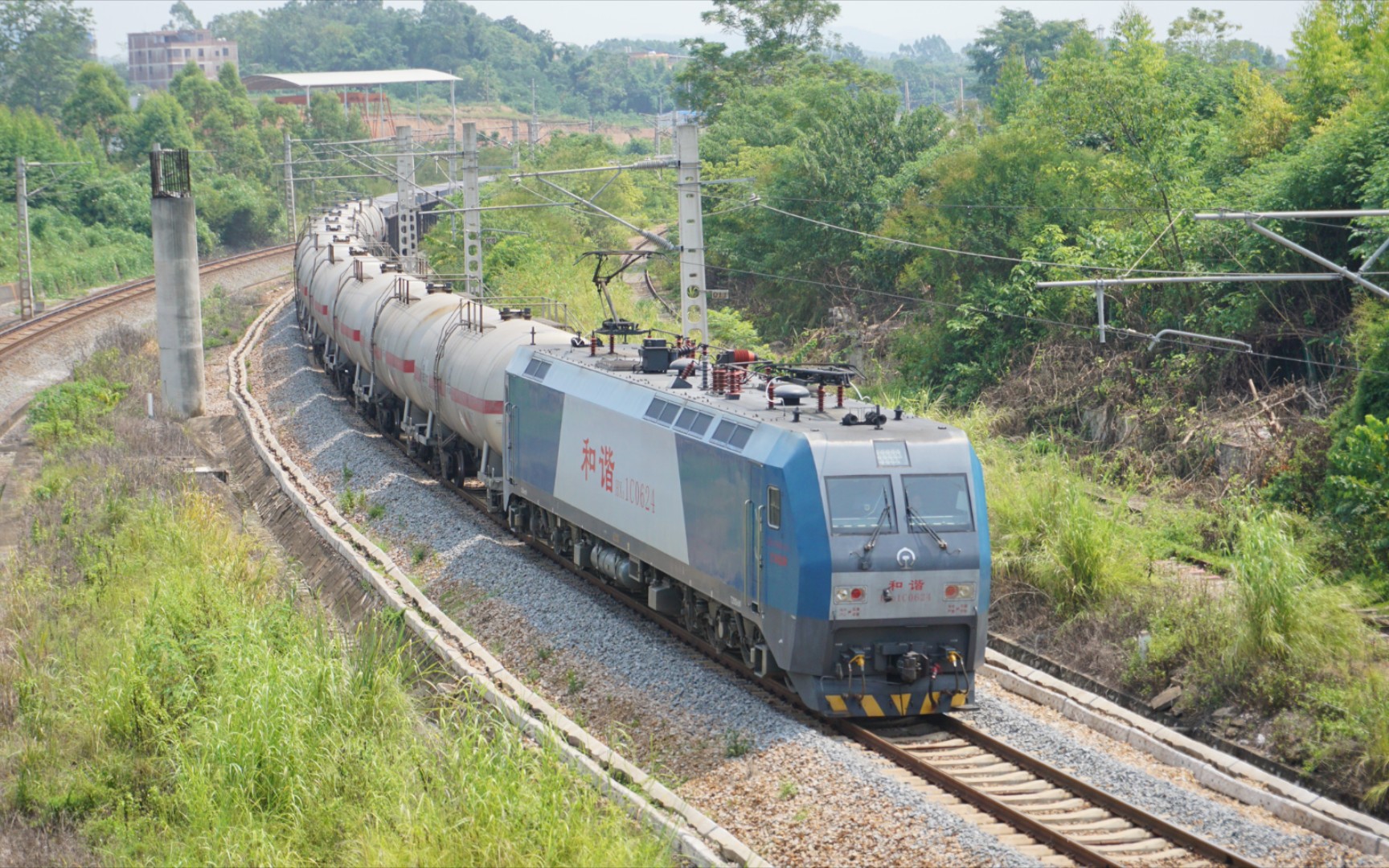 【中国铁路】宁局邕段hxd1c0624机车牵引货列通过南环下行线k745km去