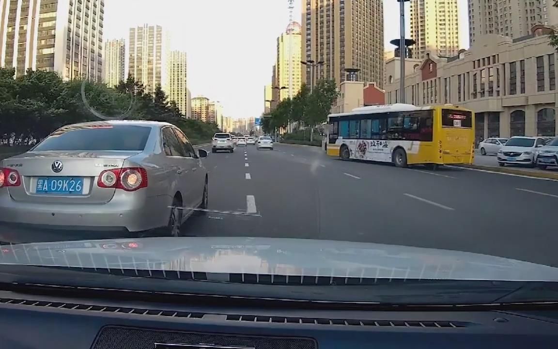 [图]厉害了！私家车连续撞上电动车再撞大货车