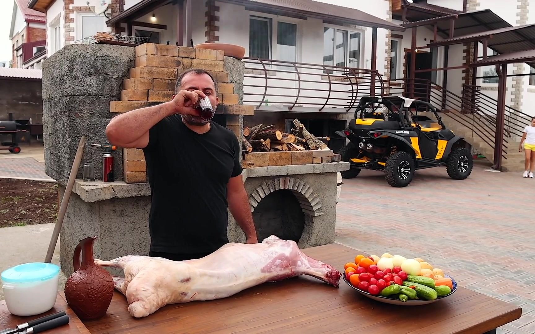 好客高加索大叔用自制干红酒和烤全羊招呼客人,简单但非常实在!