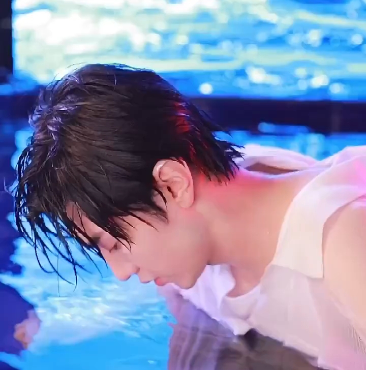 陈哲远这颜值与身材都太能打了,这大长腿凹显出身材比例非常的好,太